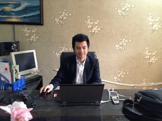 Phadon Insaveng- penjual barang-barang  perak dari Laos dan Thailand yang berprestise di kota Hanoi